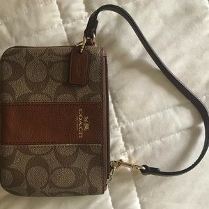 Coach Wristlet Medium